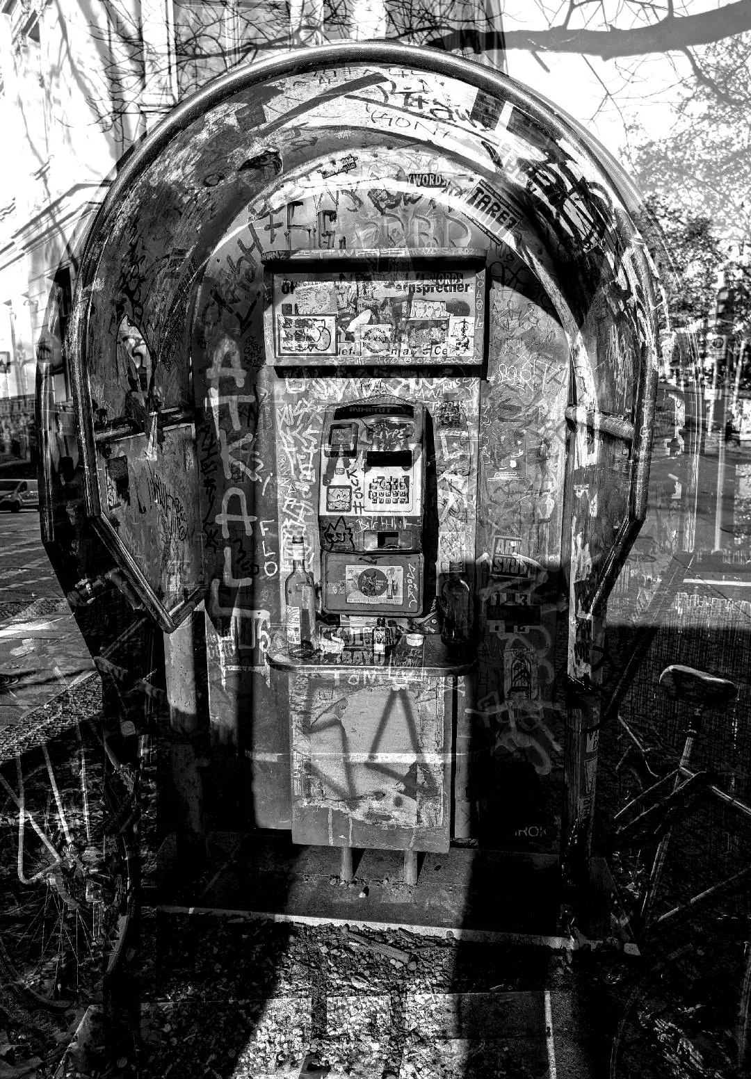 A montage of black and white photographs of Berlin's details. We go towards an abstraction that seeks a sensation of urban tear, of ashes and wandering, made of concrete, crows, passages, graffiti.