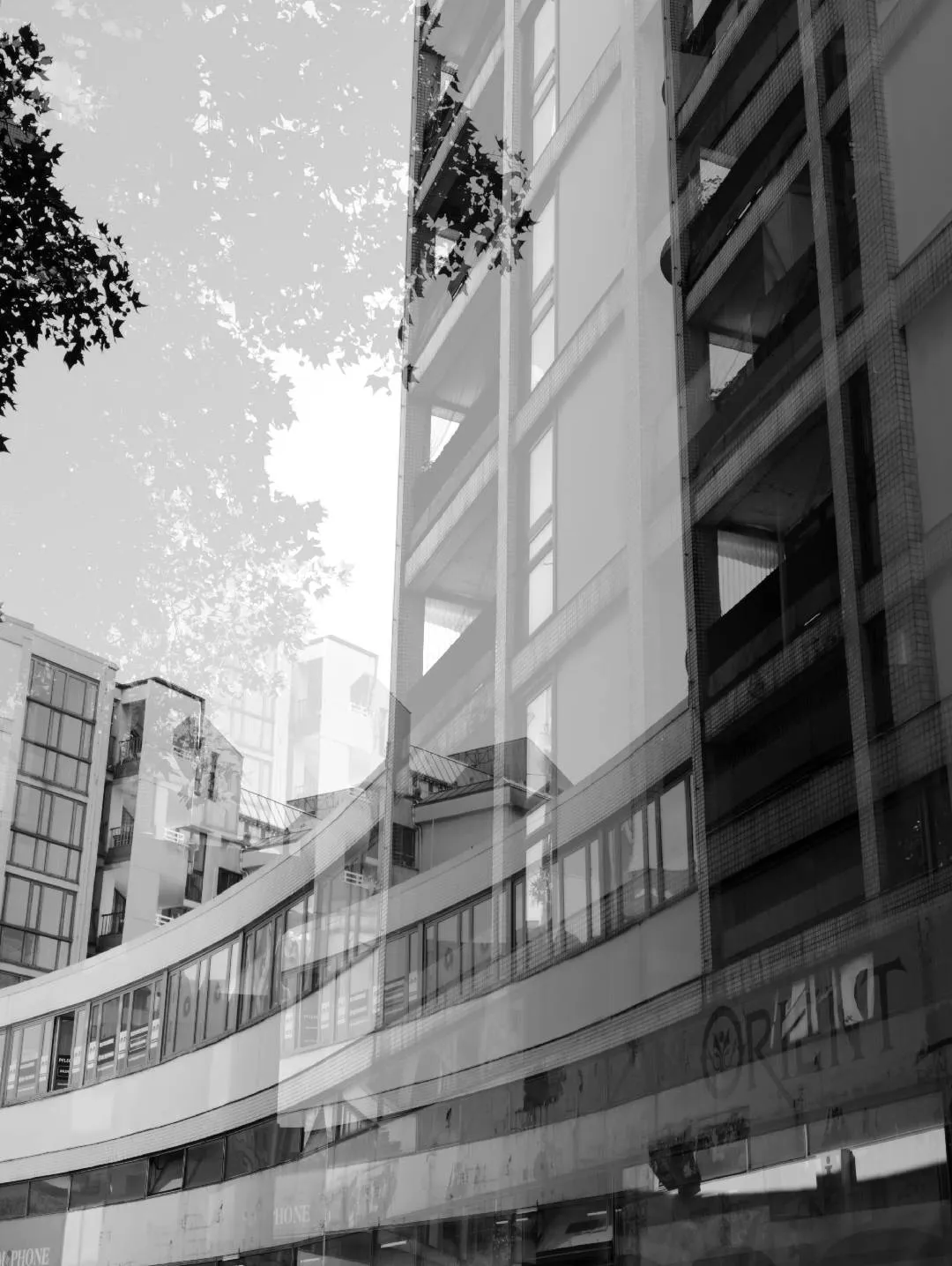 A montage of black and white photographs of Berlin's details. We go towards an abstraction that seeks a sensation of urban tear, of ashes and wandering, made of concrete, crows, passages, graffiti.