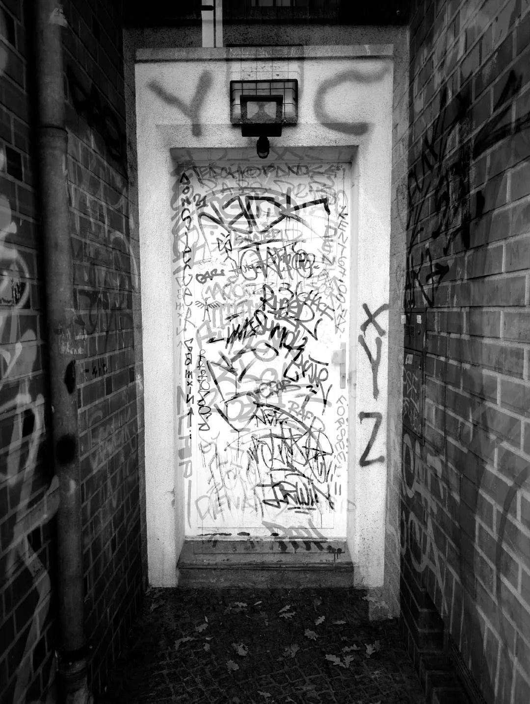 A montage of black and white photographs of Berlin's details. We go towards an abstraction that seeks a sensation of urban tear, of ashes and wandering, made of concrete, crows, passages, graffiti.