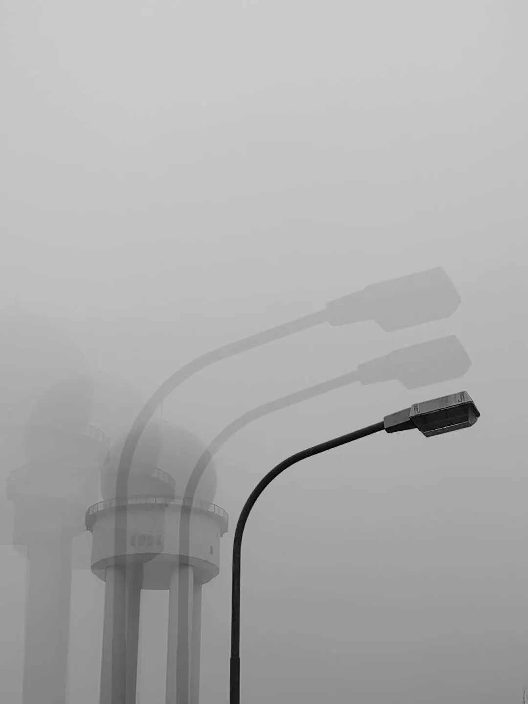 A montage of black and white photographs of Berlin's details. We go towards an abstraction that seeks a sensation of urban tear, of ashes and wandering, made of concrete, crows, passages, graffiti.