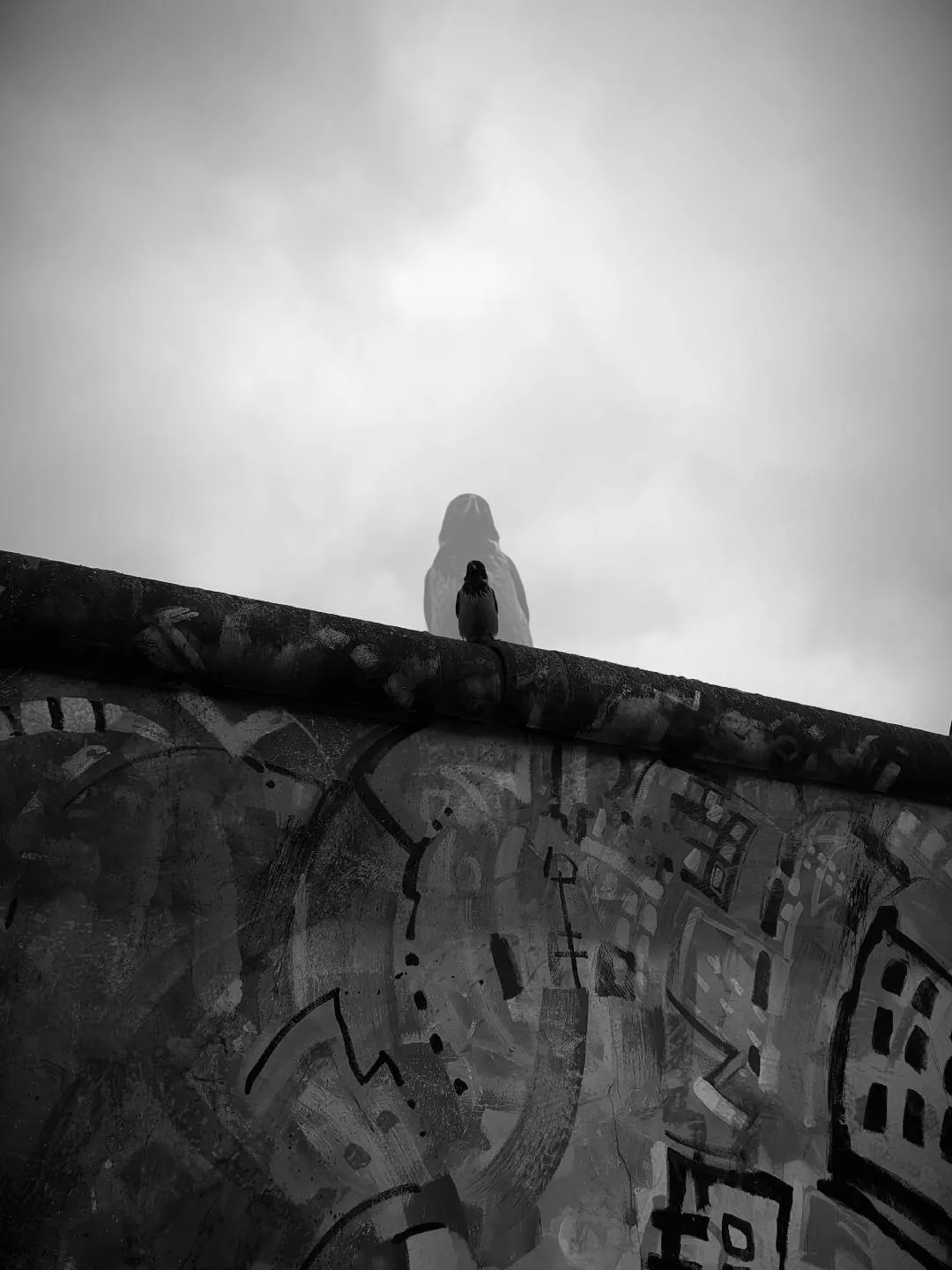 A montage of black and white photographs of Berlin's details. We go towards an abstraction that seeks a sensation of urban tear, of ashes and wandering, made of concrete, crows, passages, graffiti.