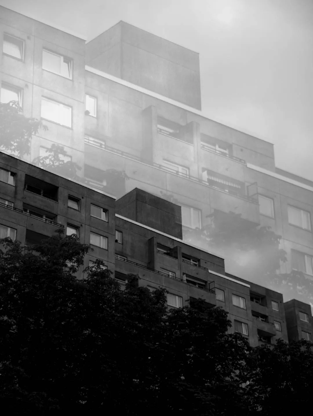 A montage of black and white photographs of Berlin's details. We go towards an abstraction that seeks a sensation of urban tear, of ashes and wandering, made of concrete, crows, passages, graffiti.