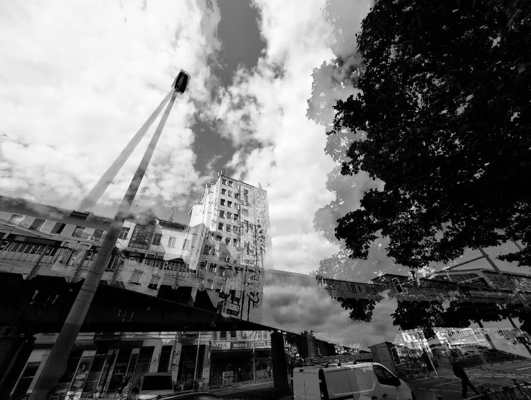 A montage of black and white photographs of Berlin's details. We go towards an abstraction that seeks a sensation of urban tear, of ashes and wandering, made of concrete, crows, passages, graffiti.