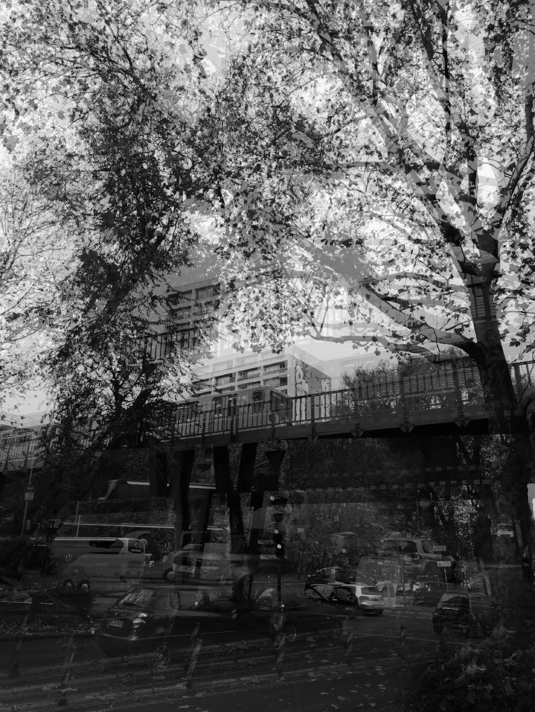 A montage of black and white photographs of Berlin's details. We go towards an abstraction that seeks a sensation of urban tear, of ashes and wandering, made of concrete, crows, passages, graffiti.