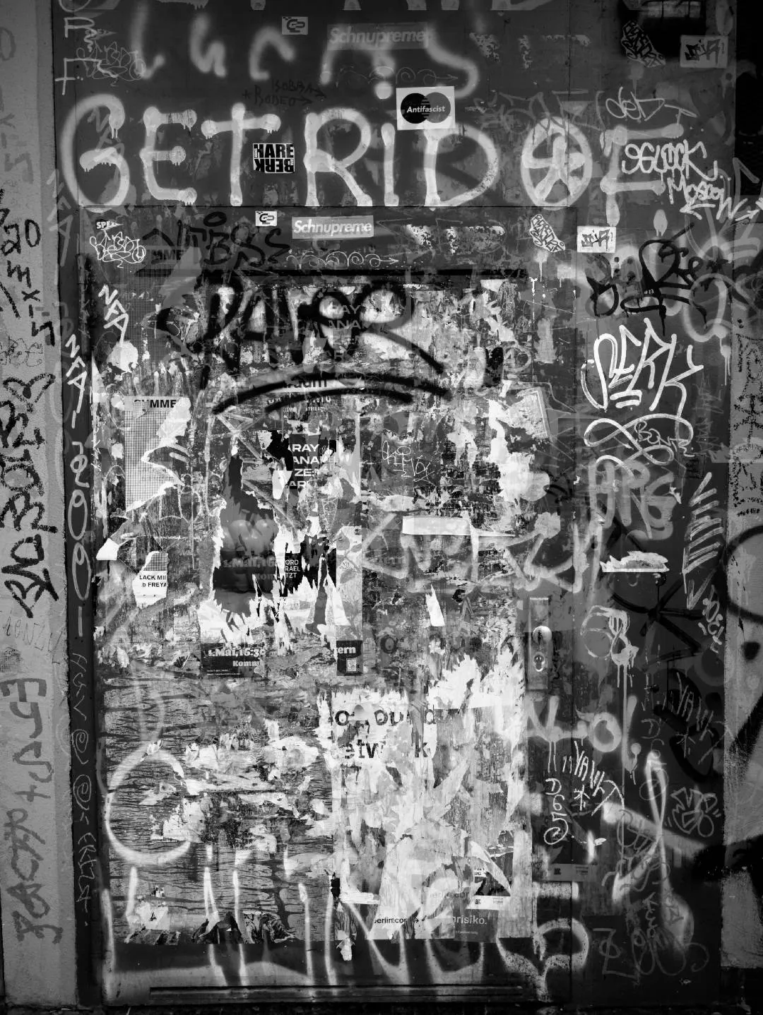 A montage of black and white photographs of Berlin's details. We go towards an abstraction that seeks a sensation of urban tear, of ashes and wandering, made of concrete, crows, passages, graffiti.
