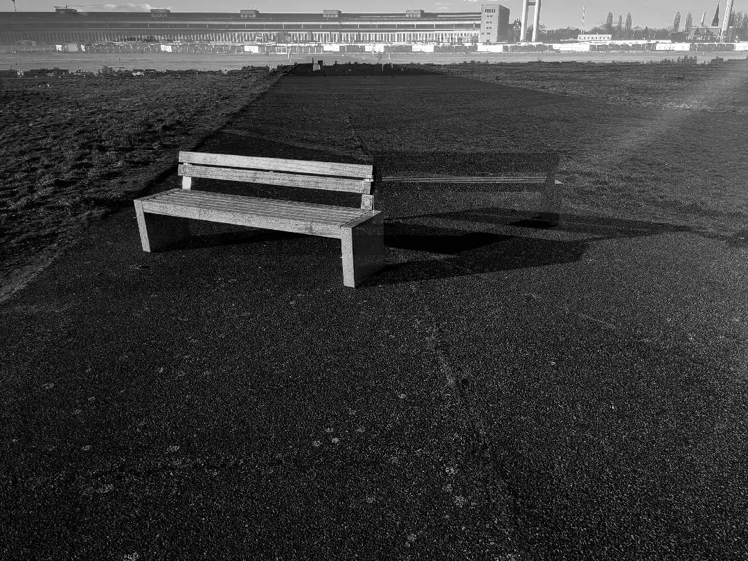 A montage of black and white photographs of Berlin's details. We go towards an abstraction that seeks a sensation of urban tear, of ashes and wandering, made of concrete, crows, passages, graffiti.