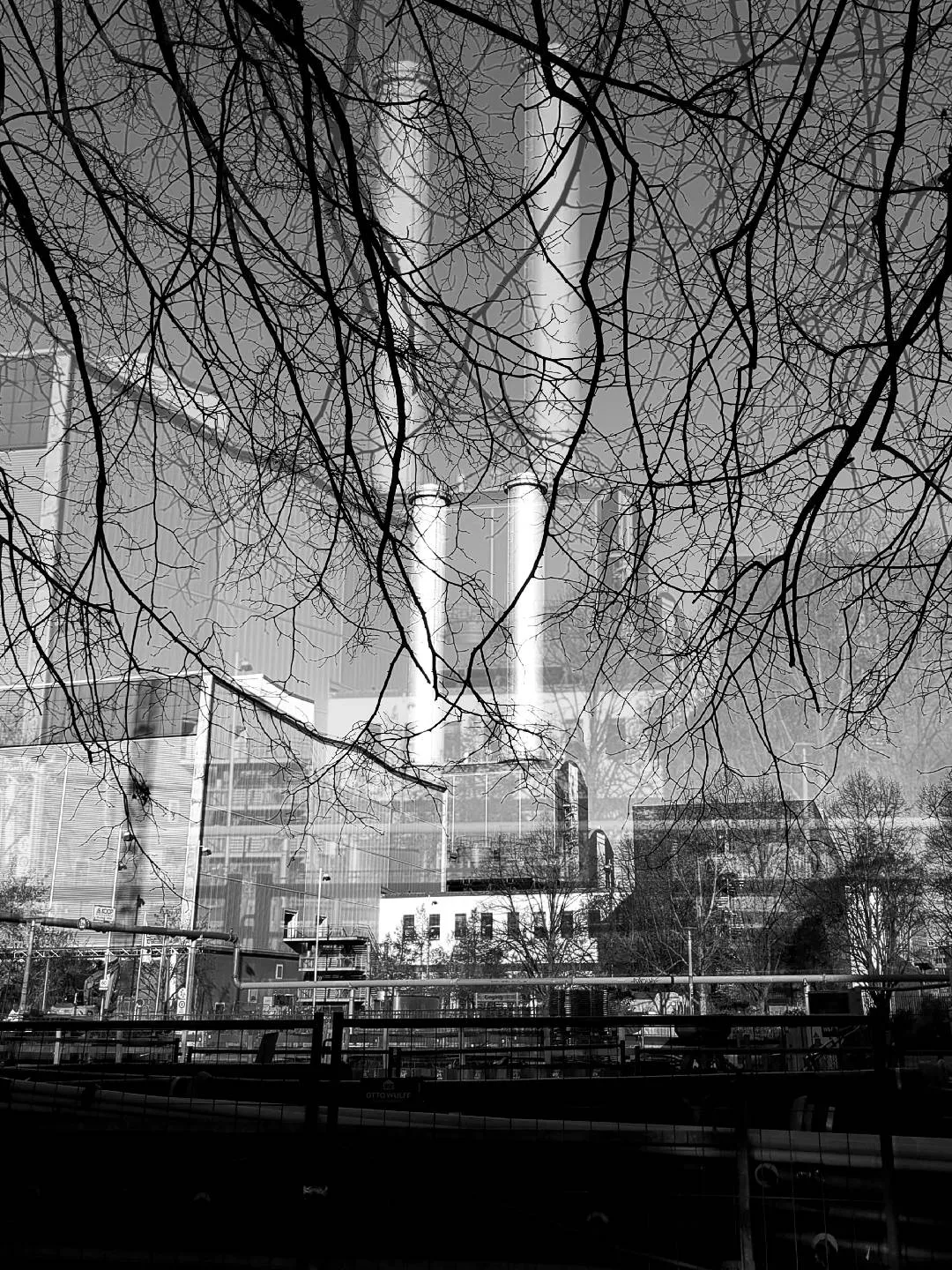 A montage of black and white photographs of Berlin's details. We go towards an abstraction that seeks a sensation of urban tear, of ashes and wandering, made of concrete, crows, passages, graffiti.