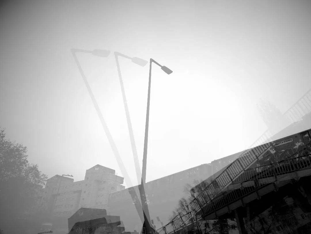 A montage of black and white photographs of Berlin's details. We go towards an abstraction that seeks a sensation of urban tear, of ashes and wandering, made of concrete, crows, passages, graffiti.