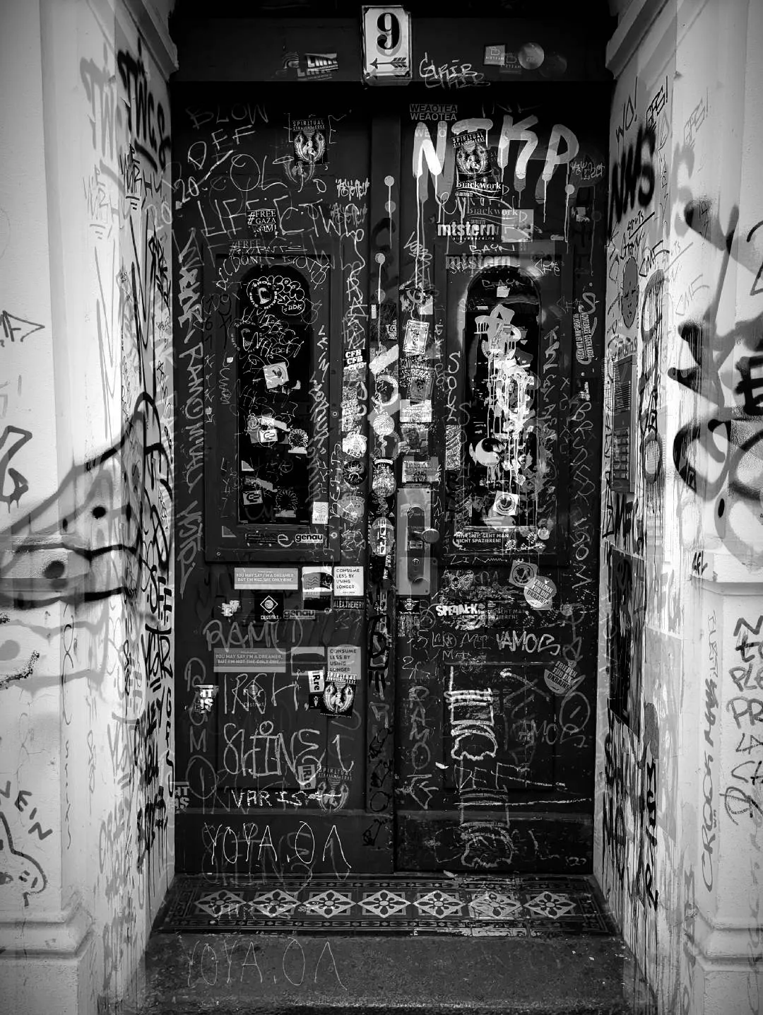 A montage of black and white photographs of Berlin's details. We go towards an abstraction that seeks a sensation of urban tear, of ashes and wandering, made of concrete, crows, passages, graffiti.