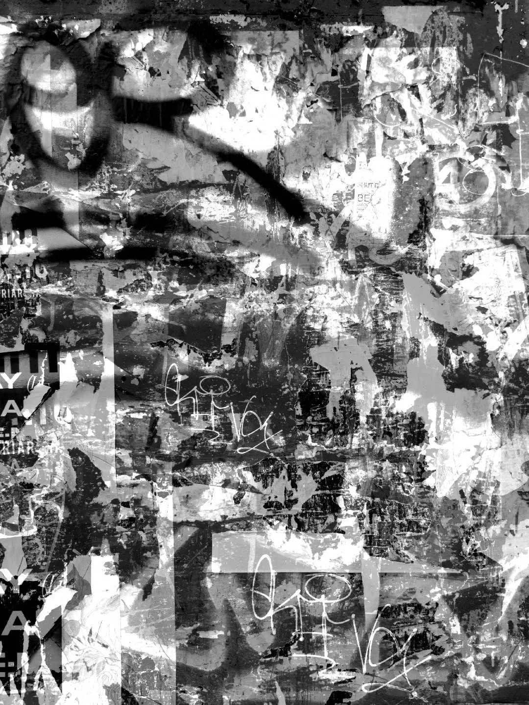 A montage of black and white photographs of Berlin's details. We go towards an abstraction that seeks a sensation of urban tear, of ashes and wandering, made of concrete, crows, passages, graffiti.