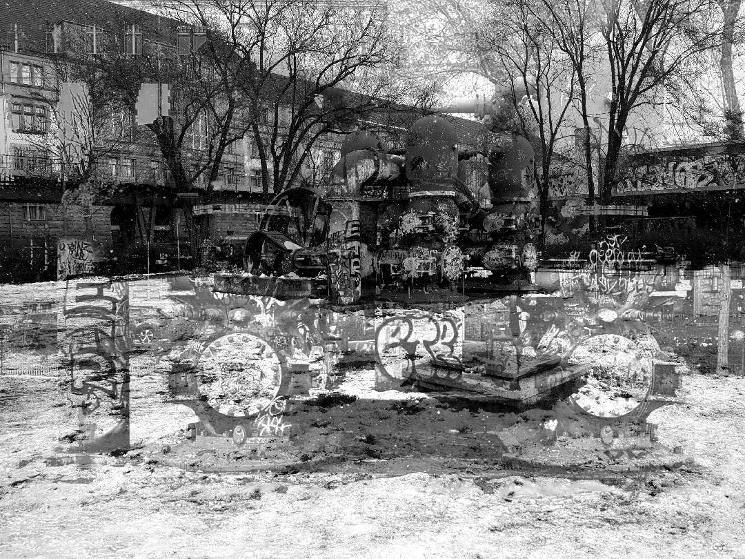 A montage of black and white photographs of Berlin's details. We go towards an abstraction that seeks a sensation of urban tear, of ashes and wandering, made of concrete, crows, passages, graffiti.