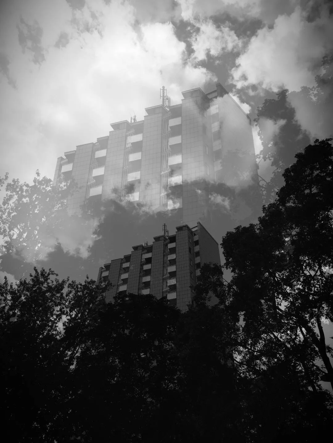 A montage of black and white photographs of Berlin's details. We go towards an abstraction that seeks a sensation of urban tear, of ashes and wandering, made of concrete, crows, passages, graffiti.