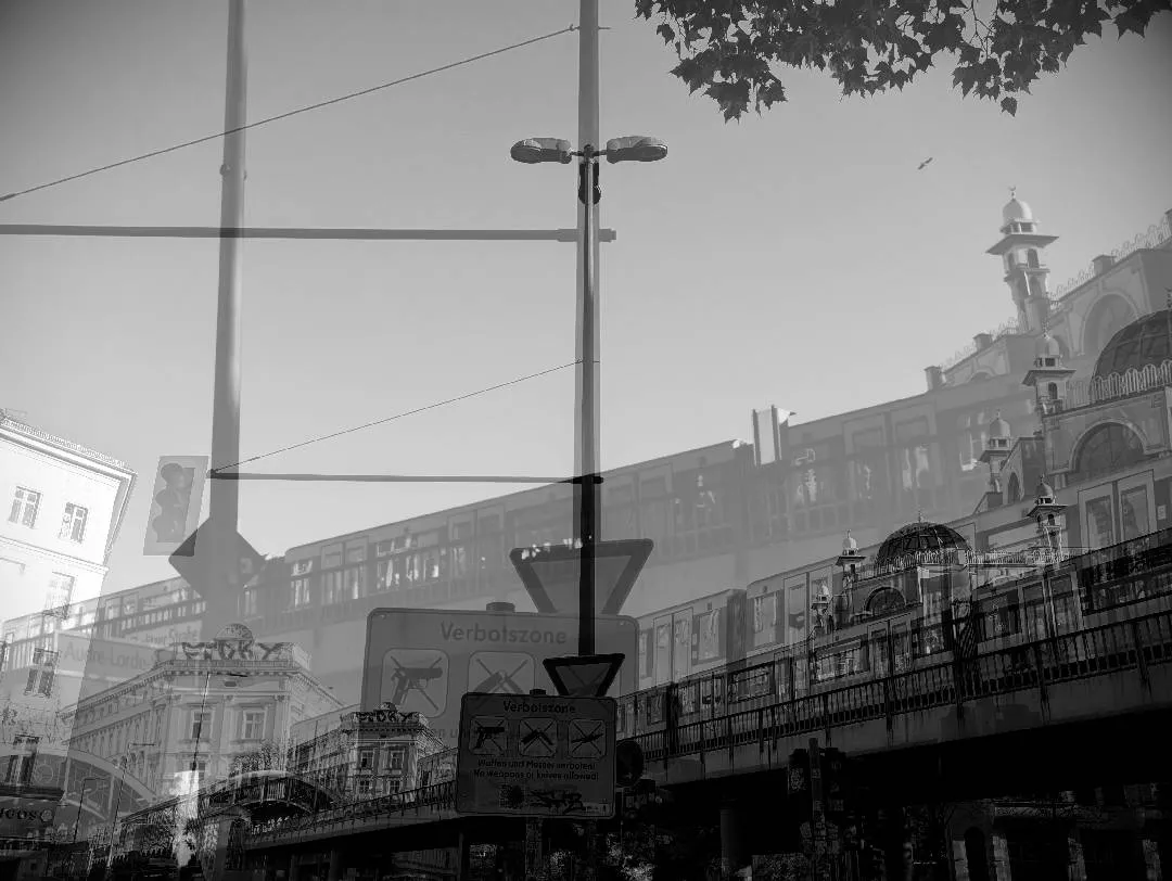 A montage of black and white photographs of Berlin's details. We go towards an abstraction that seeks a sensation of urban tear, of ashes and wandering, made of concrete, crows, passages, graffiti.