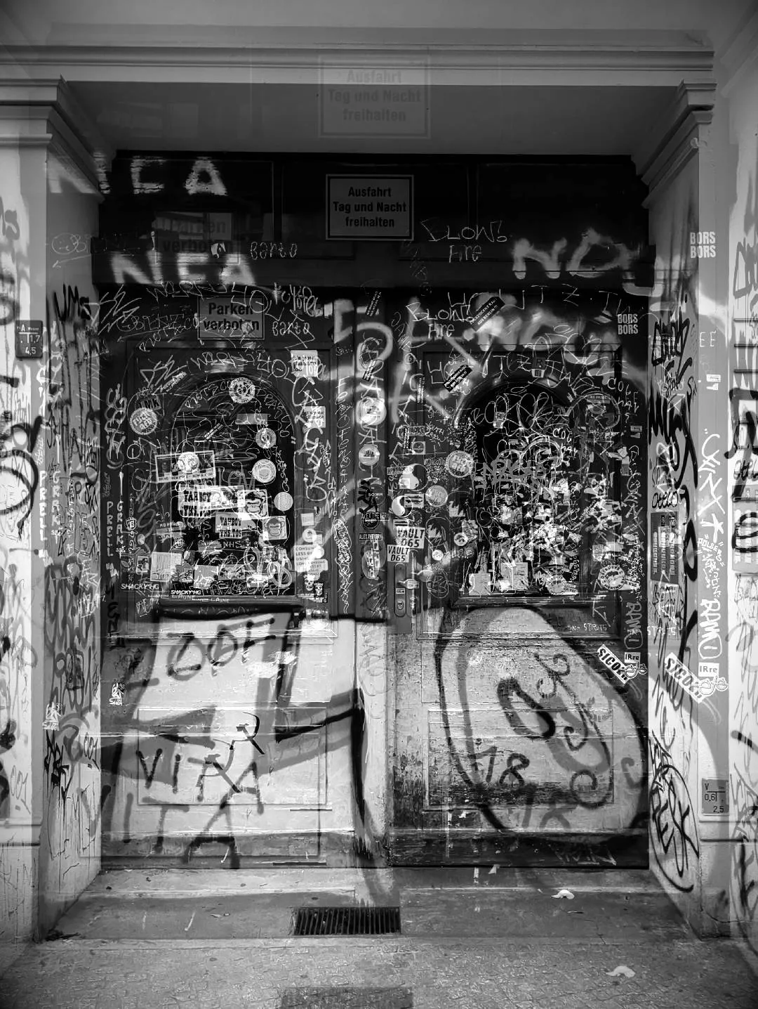 A montage of black and white photographs of Berlin's details. We go towards an abstraction that seeks a sensation of urban tear, of ashes and wandering, made of concrete, crows, passages, graffiti.