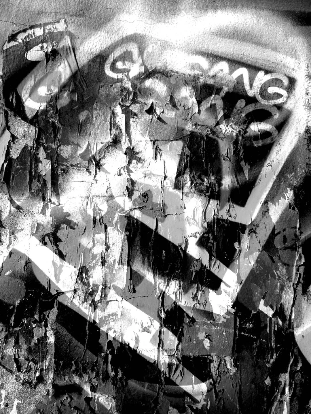 A montage of black and white photographs of Berlin's details. We go towards an abstraction that seeks a sensation of urban tear, of ashes and wandering, made of concrete, crows, passages, graffiti.