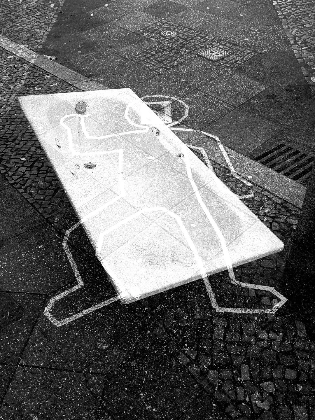 A montage of black and white photographs of Berlin's details. We go towards an abstraction that seeks a sensation of urban tear, of ashes and wandering, made of concrete, crows, passages, graffiti.