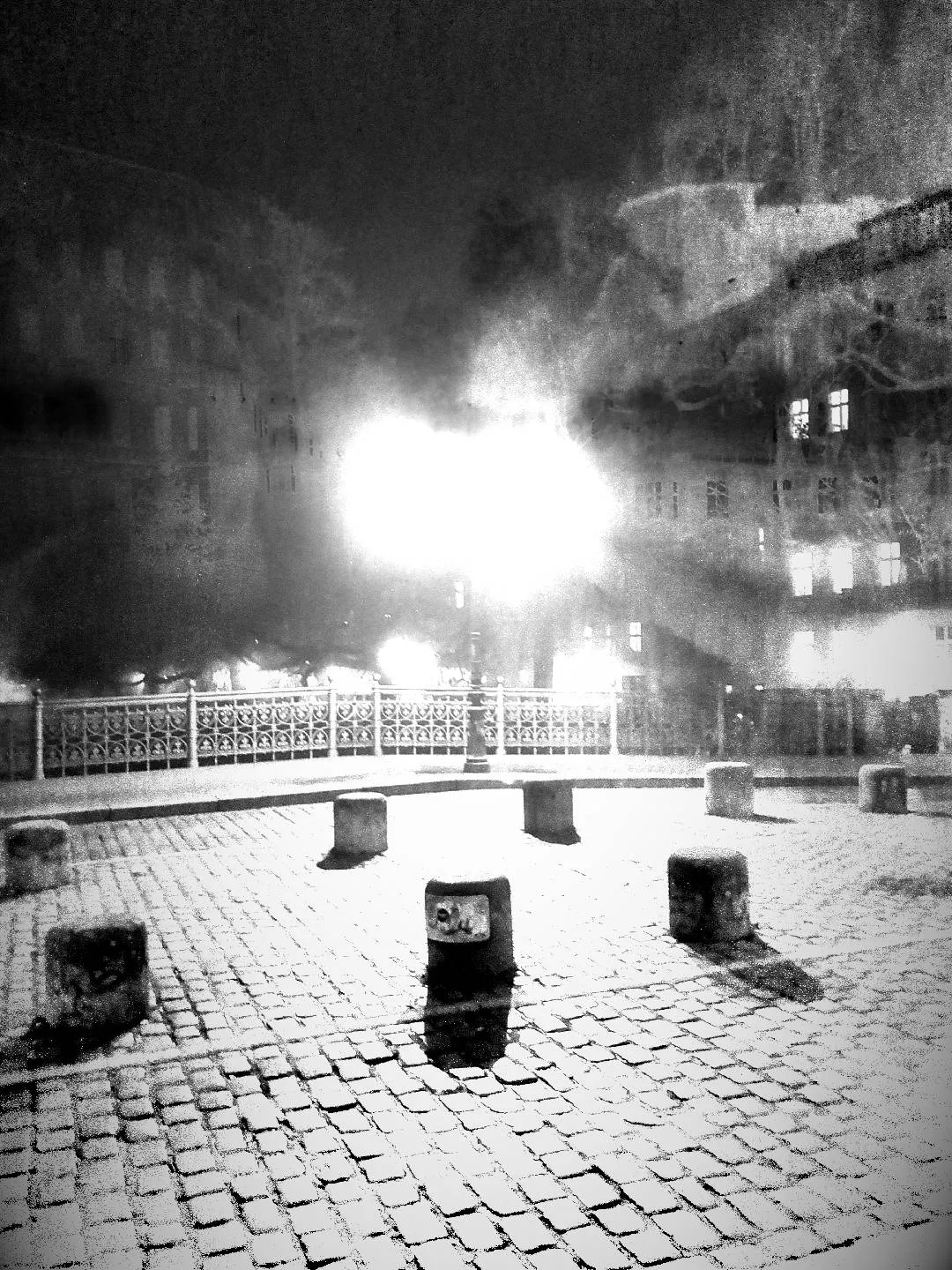 A montage of black and white photographs of Berlin's details. We go towards an abstraction that seeks a sensation of urban tear, of ashes and wandering, made of concrete, crows, passages, graffiti.