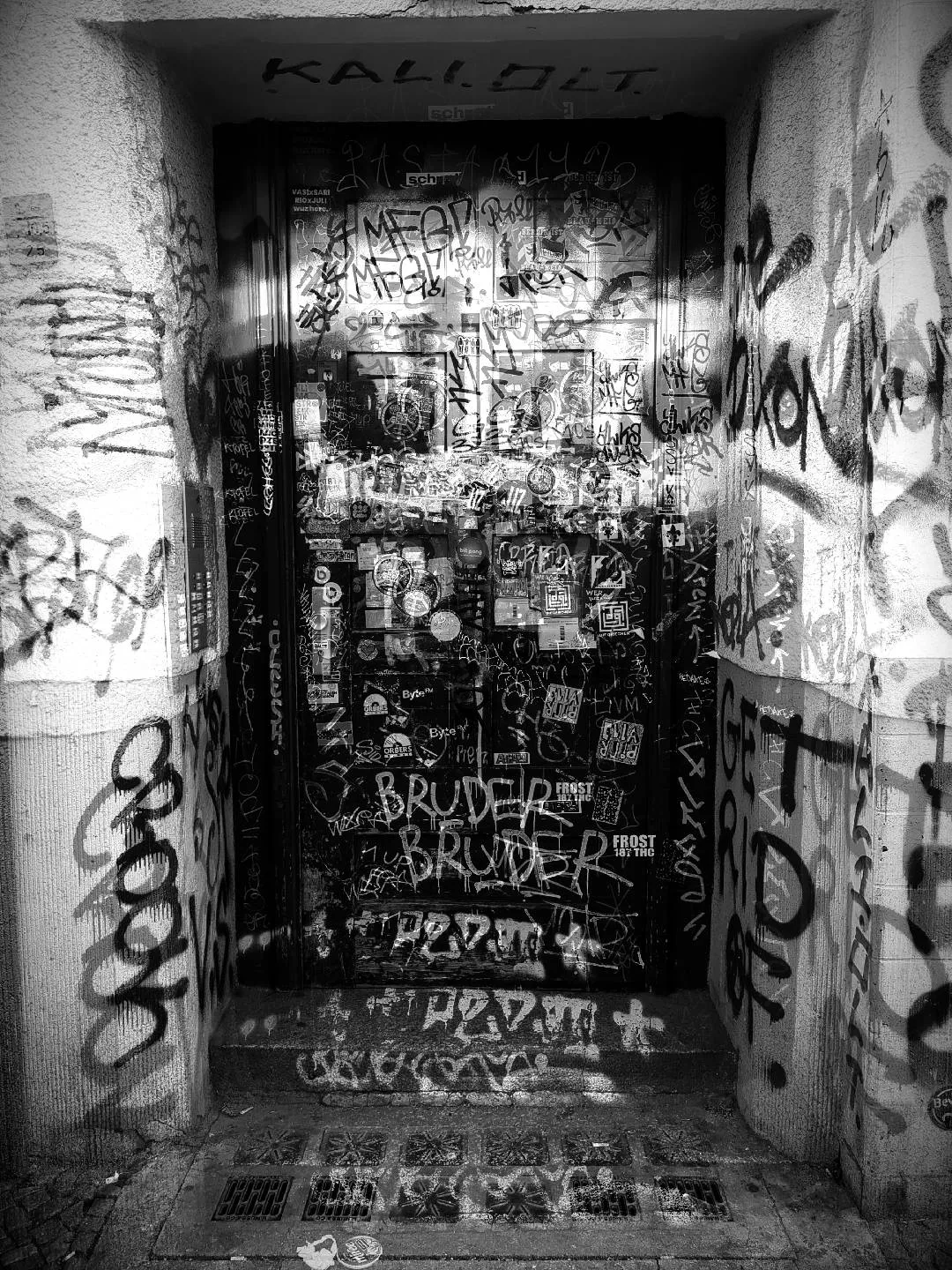 A montage of black and white photographs of Berlin's details. We go towards an abstraction that seeks a sensation of urban tear, of ashes and wandering, made of concrete, crows, passages, graffiti.