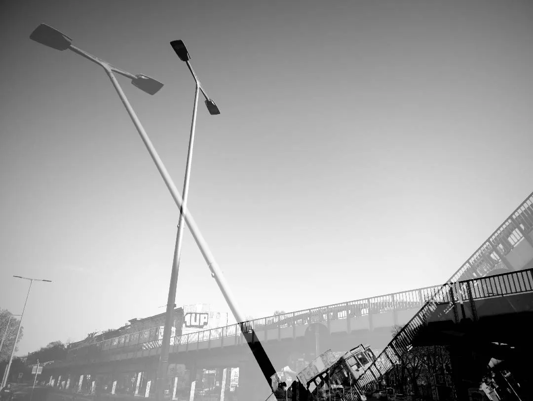 A montage of black and white photographs of Berlin's details. We go towards an abstraction that seeks a sensation of urban tear, of ashes and wandering, made of concrete, crows, passages, graffiti.