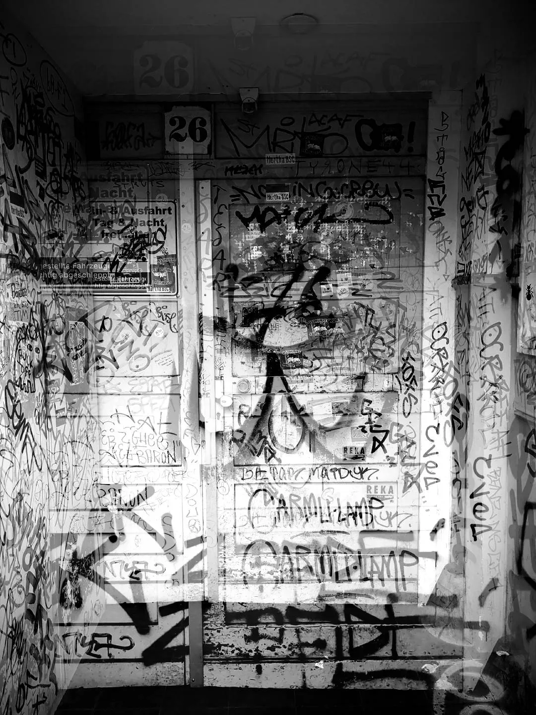 A montage of black and white photographs of Berlin's details. We go towards an abstraction that seeks a sensation of urban tear, of ashes and wandering, made of concrete, crows, passages, graffiti.